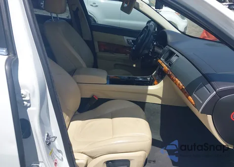 2015 Jaguar Xf 2.0T Premium z USA, uszkodzony, nr VIN SAJWA0FS6FPU65450